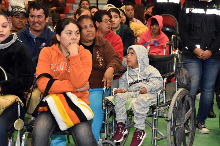 Ayudan a sector con discapacidad