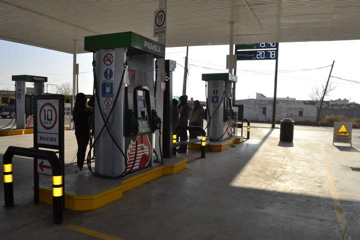 Se quedan sin gasolina en estación de Gómez Palacio