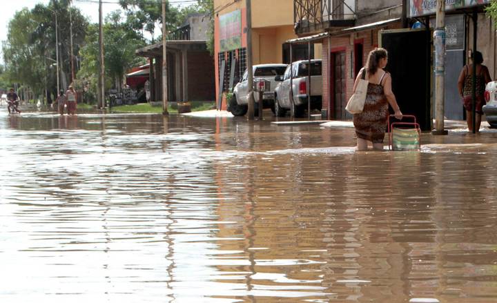 Pegan inundaciones a miles de argentinos