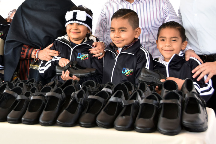 Niños de Gómez Palacio reciben zapatos escolares