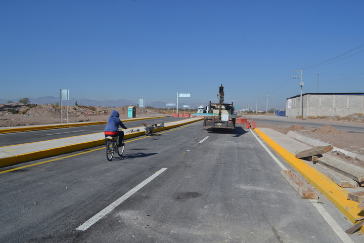 Ciclistas usan puente sin inaugurar en Gómez Palacio