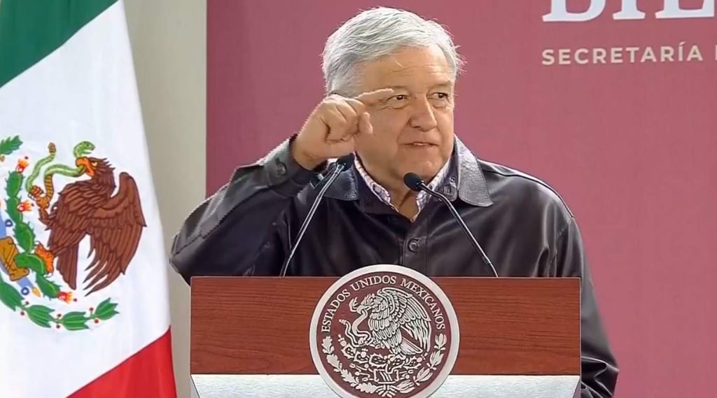 Entrega López Obrador primeras pensiones para adultos mayores