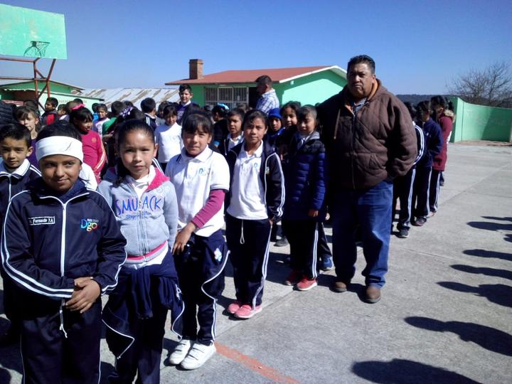 Reparten uniformes escolares en ciudad de El Salto