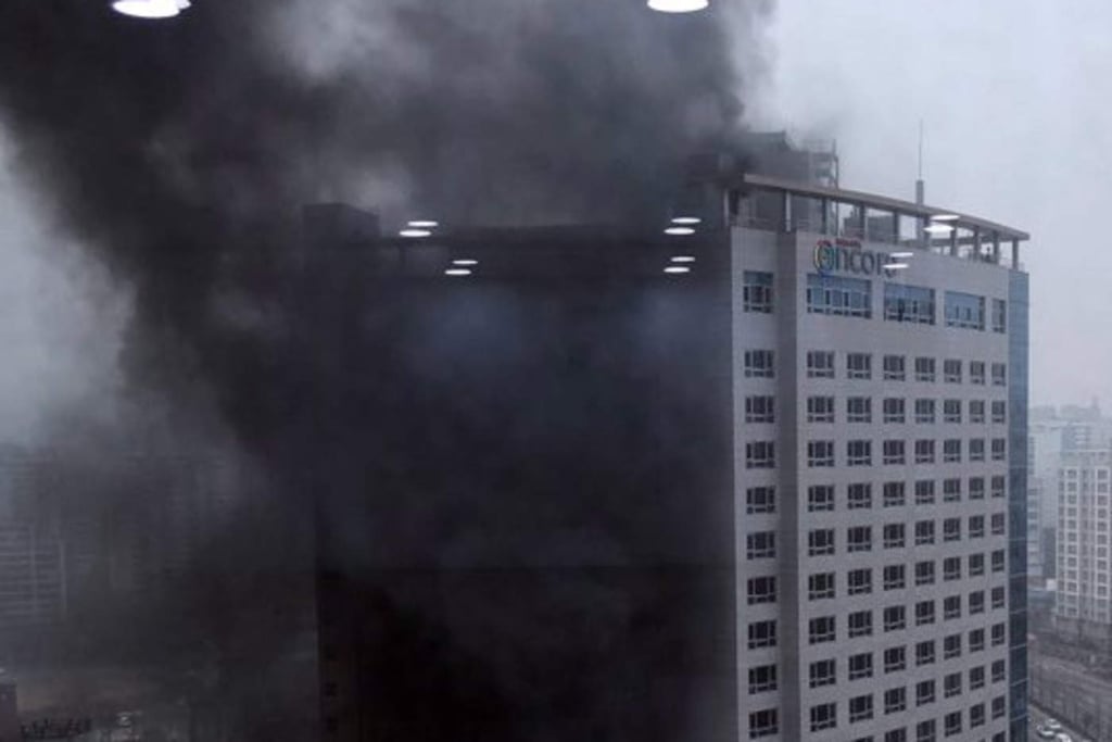 Incendio arrasa con hotel de 21 pisos en Corea del Sur