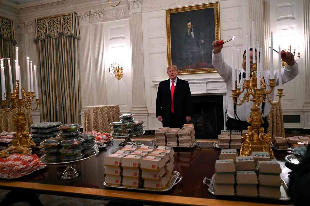Trump recibe equipo universitario en Casa Blanca con Burger King y McDonald's