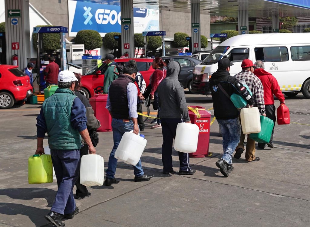 Senadores de oposición exigen transparencia sobre desabasto de gasolina
