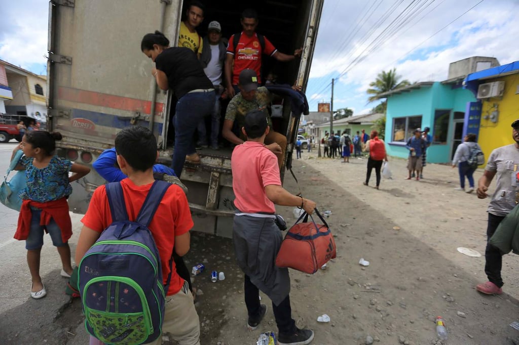 Caravana de hondureños avanza dispersa hacia Guatemala