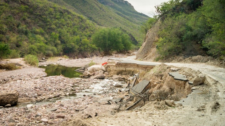 Pasan los días y nadie repara la carretera Mezquital-Huazamota