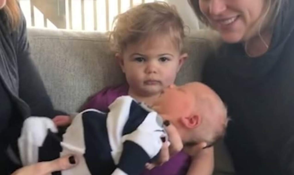 VIRAL: La reacción de una niña al conocer a su hermano menor