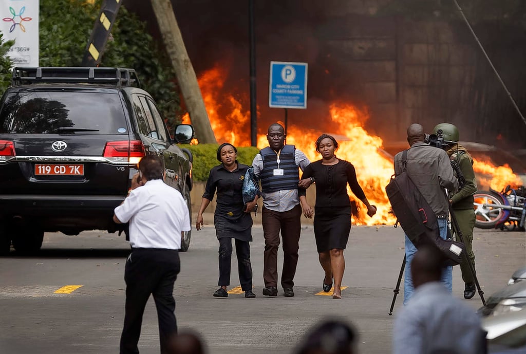 Sube a 21 los muertos en atentado a hotel en Nairobi
