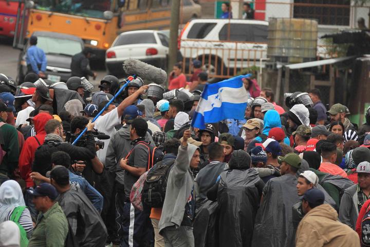 Mil migrantes avanzan a pie rumbo a México