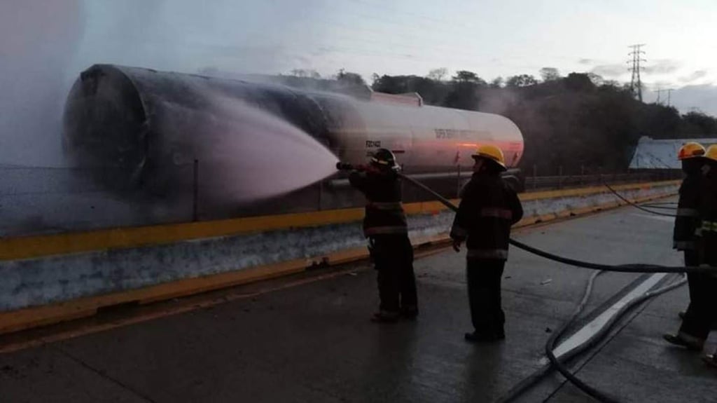 Controlan incendio de pipa en autopista del Sol México-Acapulco
