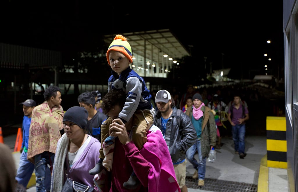 Migrantes rompen cadenas e ingresan a México