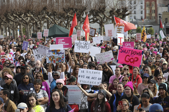 Miles de mujeres marchan en EU