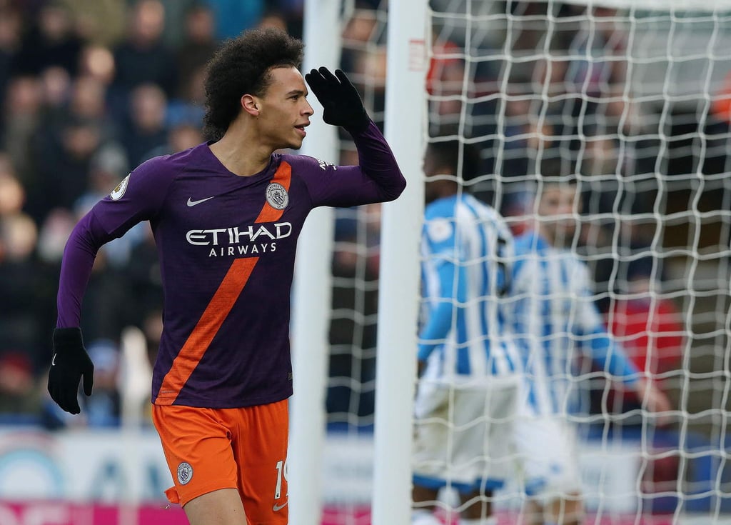 City sigue a la 'caza' del Liverpool con victoria ante Huddersfield