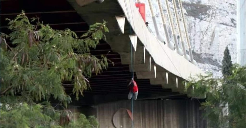VIDEO: Termina colgado del Puente Atirantado en Monterrey