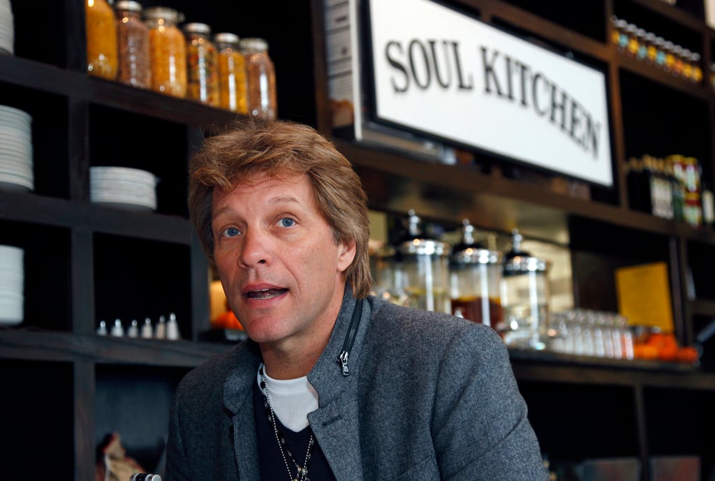Jon Bon Jovi regala comida a afectados