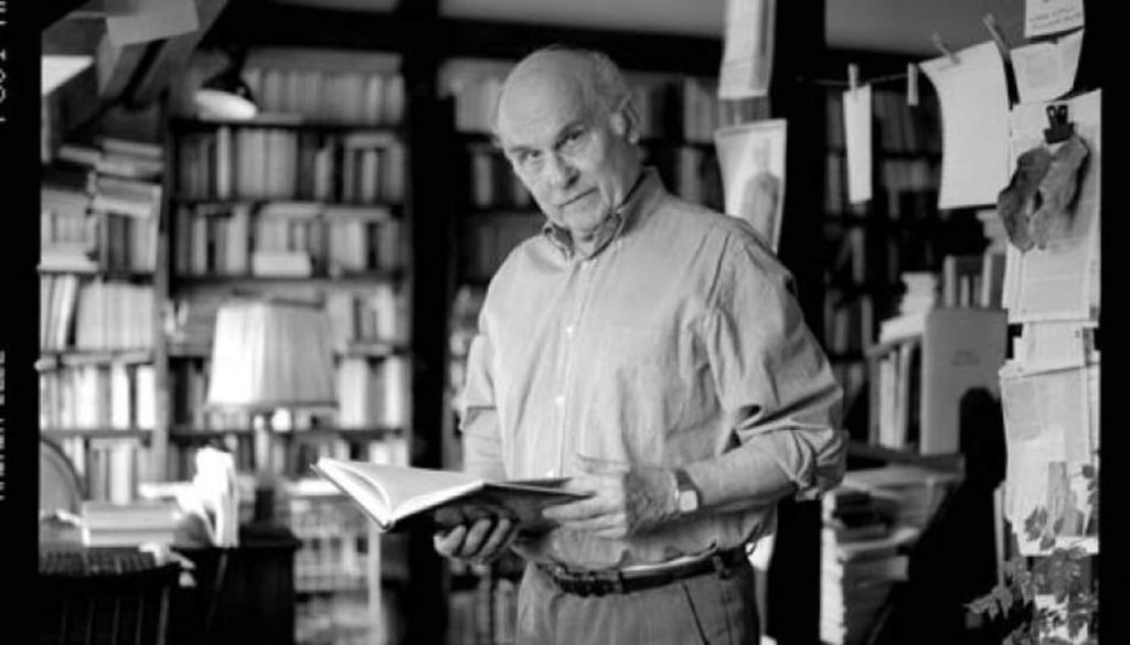 2007: Ve la última luz Ryszard Kapuscinski, relevante periodista y escritor
