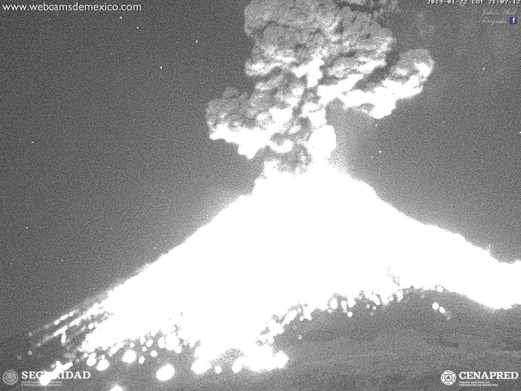 Registra explosión el Popocatépetl con material incandescente