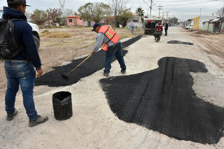 Aplican acciones de bacheo en colonias del norte de GP