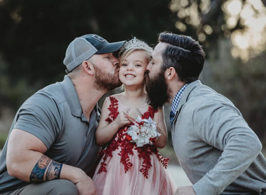 Niña posa con sus dos papás y las imágenes se hacen virales