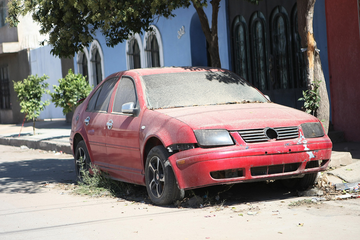 Carros abandonados, otro problema en la calle