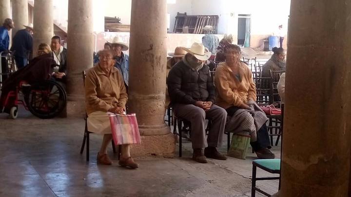 Conviven adultos mayores en Peñón Blanco