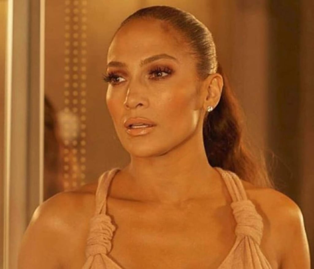 Jennifer Lopez muestra su abdomen en redes