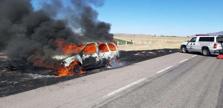 Fuego consume camioneta en carretera Durango-Parral