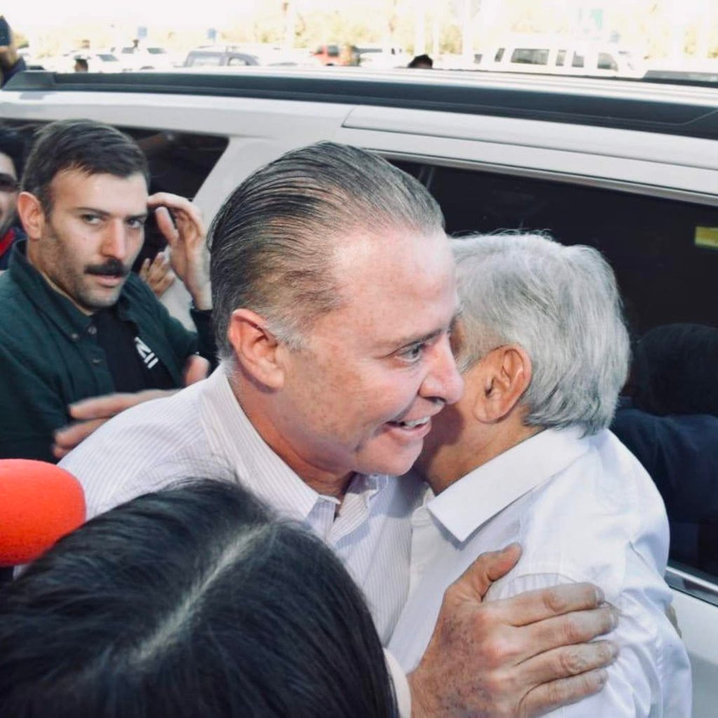 Gobernador de Sinaloa recibe a AMLO en Mazatlán