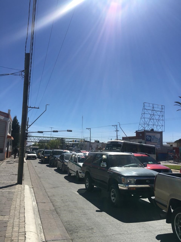 Largas filas por compras de pánico en gasolineras