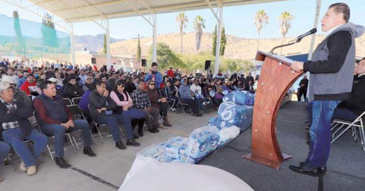 Entrega Aispuro obras de pavimentación, educativas y apoyos al campo canatlense