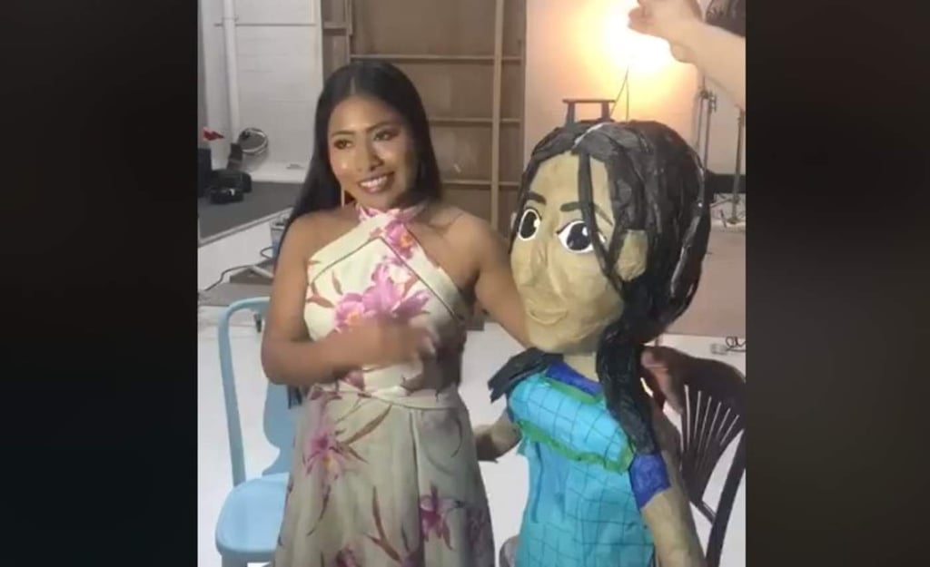Así reaccionó Yalitza cuando le entregaron la piñata inspirada en ella