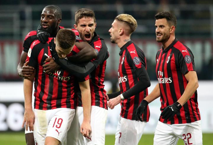 Milán gana a Napoli y quiere la Copa