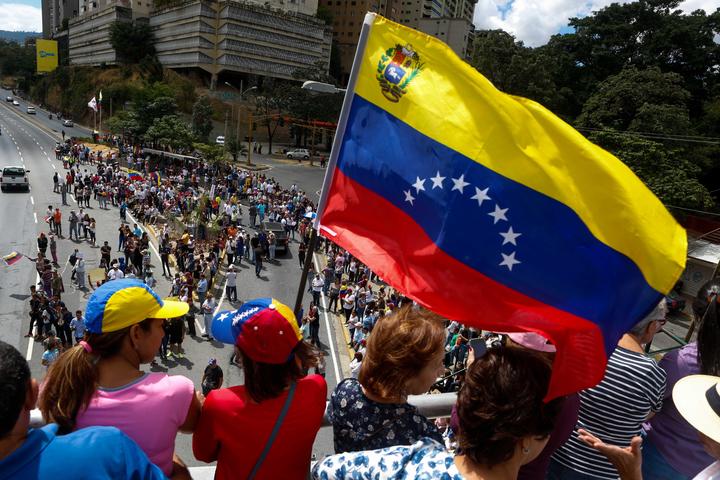 Guaidó busca elevar la presión contra Maduro