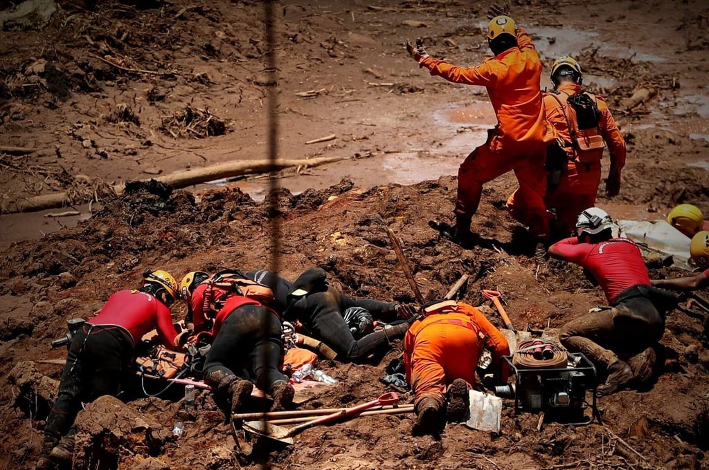 Sube a 115 la cifra de muertos por tragedia minera en Brasil