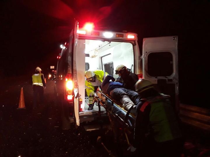 Ebrio choca contra taxi; hay 3 lesionados