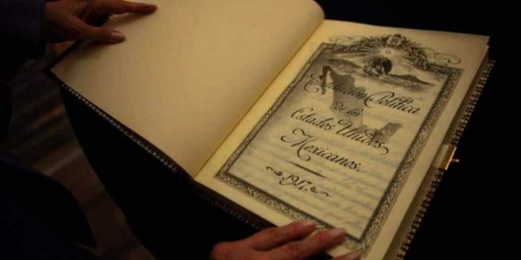 1917: Es promulgada la actual Constitución Política de los Estados Unidos Mexicanos