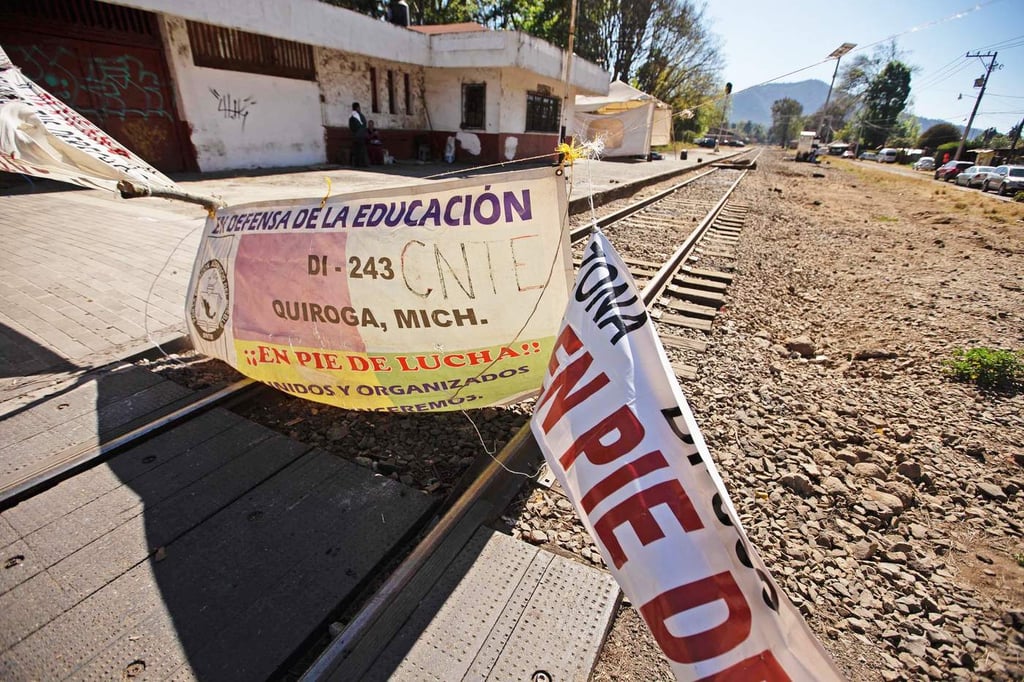 Anuncia pagos pendientes a maestros de Michoacán