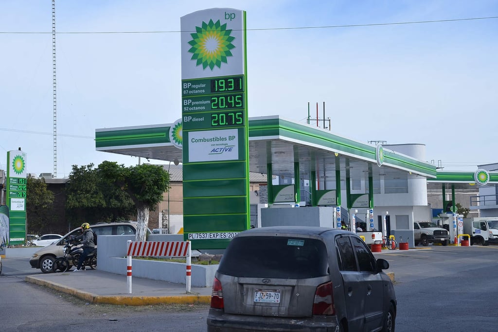 Precio de la gasolina está bajando, pero 'poquito', dice AMLO