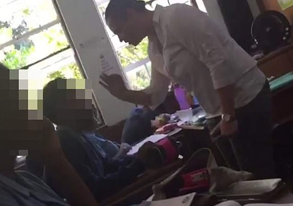 Maestra golpea a alumna por usar celular en clase