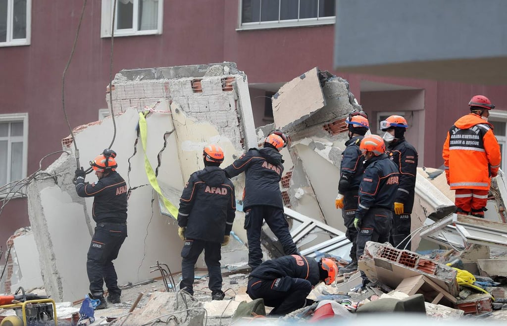 Suman seis los muertos por derrumbe de edificio en Estambul