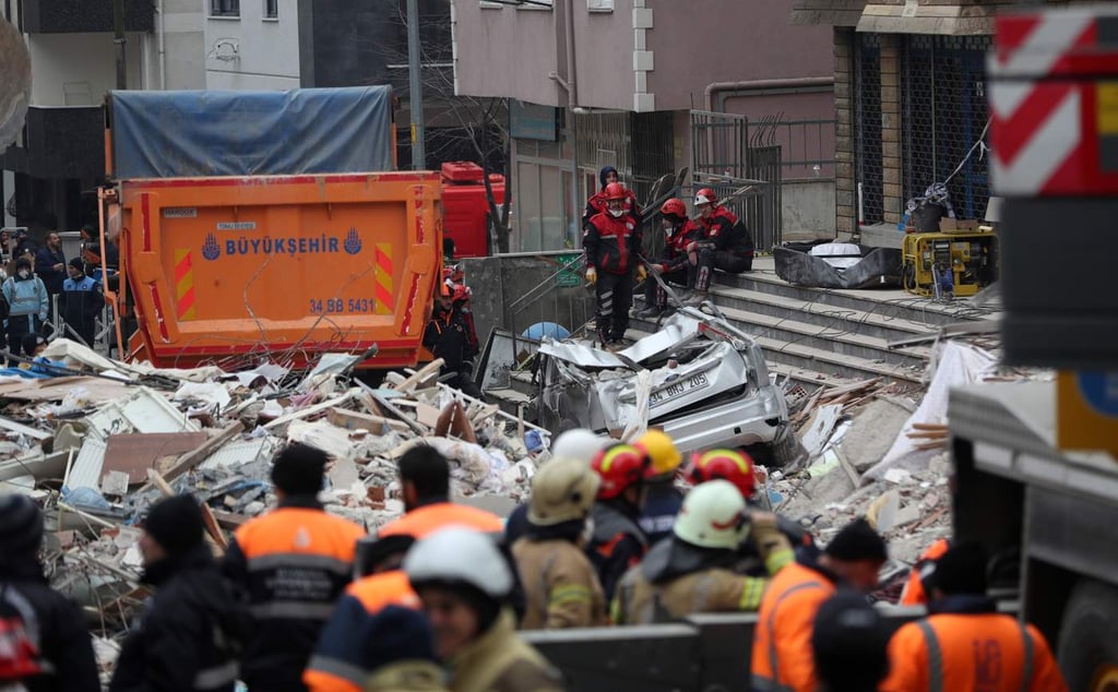 Se eleva a 10 el número de muertos por derrumbe de edificio en Estambul