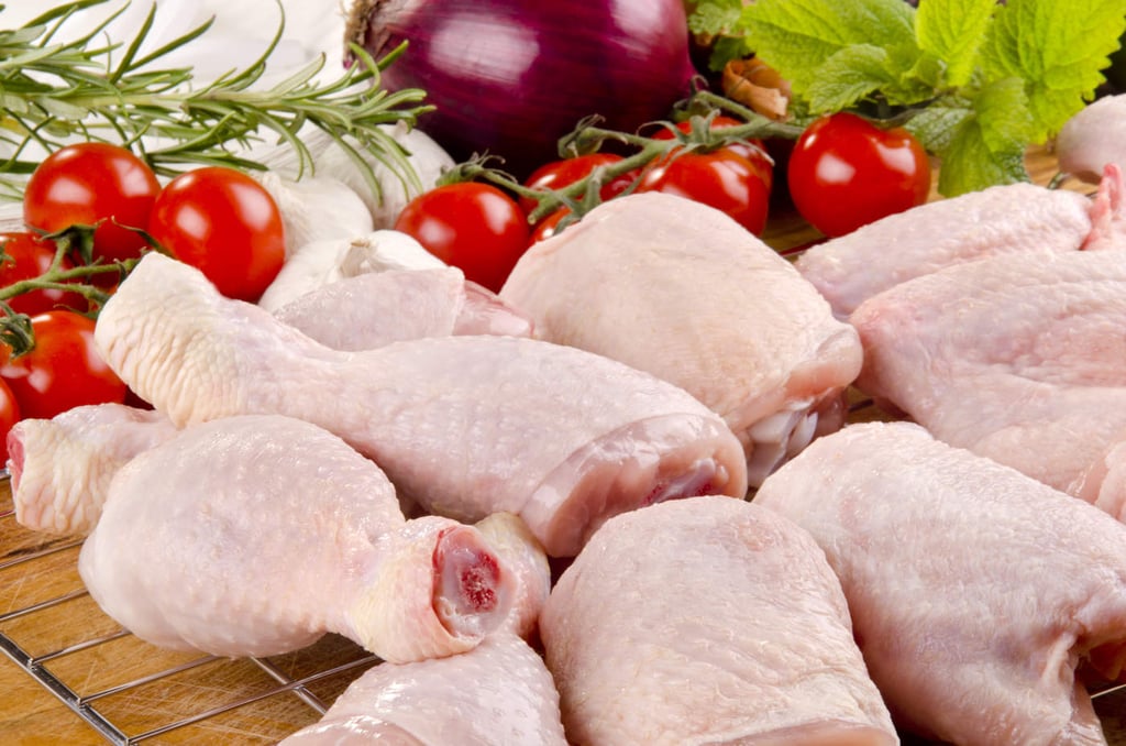 ¿Por qué no debes lavar la carne y el pollo antes de cocinarlos?