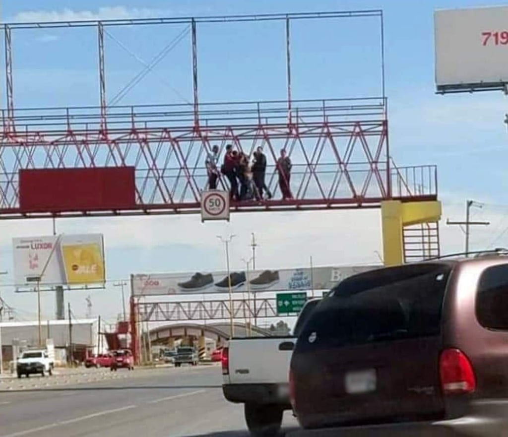 Hombre trató de lanzarse de un puente peatonal