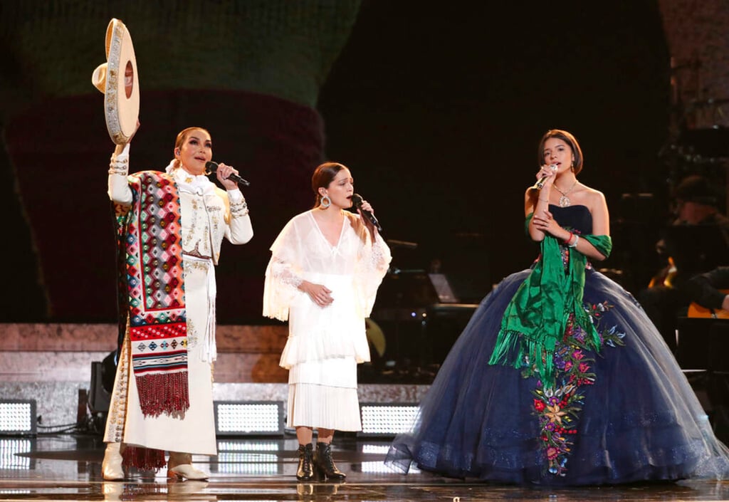 Aída Cuevas, Natalia Lafourcade y Ángela Aguilar brillan en los Grammy