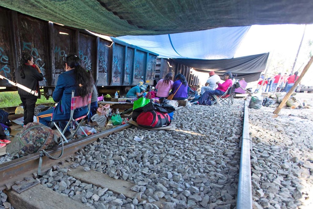 CNTE libera vías del tren en Uruapan, Michoacán