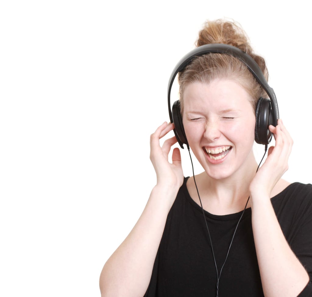 Emite OMS recomendaciones para evitar pérdida de audición por auriculares