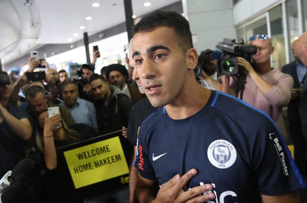 Futbolista refugiado vuelve a Australia tras su detención