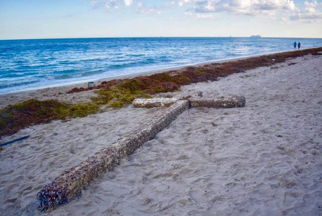 Encuentran enorme cruz de madera en una playa estadounidense
